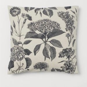 H&M floral pattered throw pillow covers (NWT)